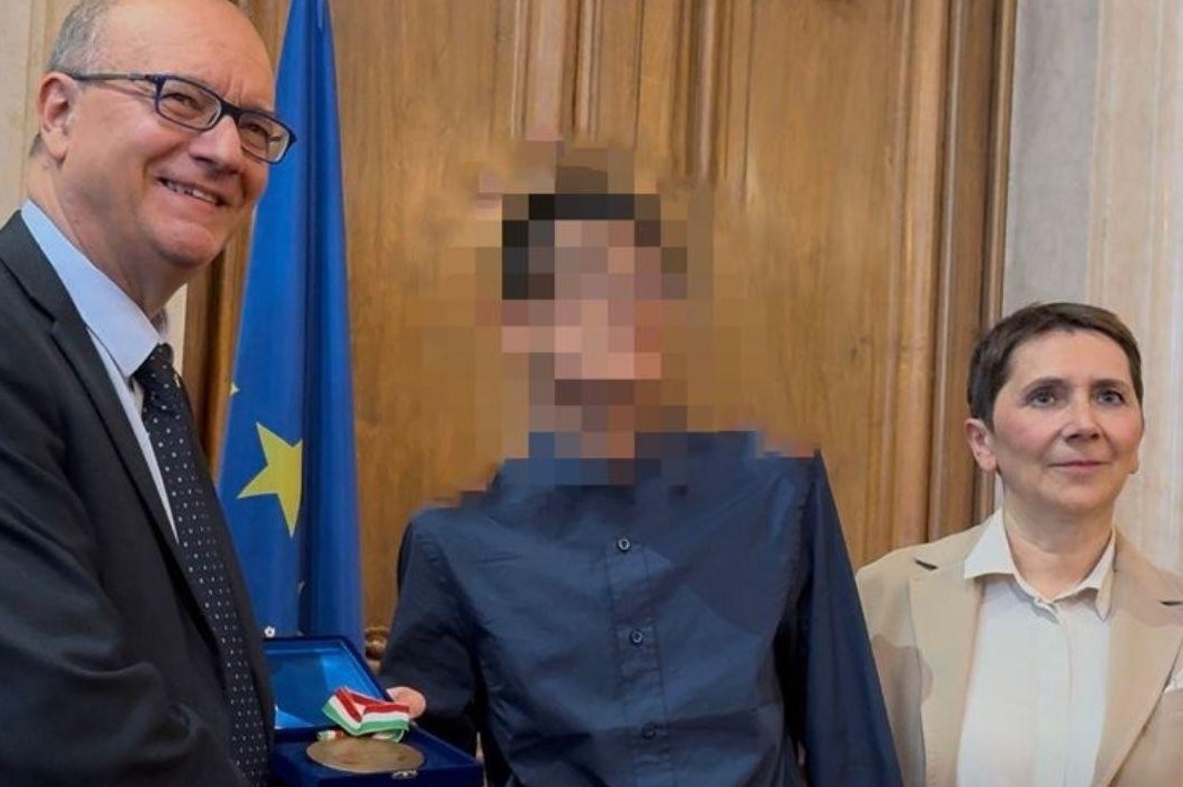 Premio di Valditara allo studente che ha difeso la prof