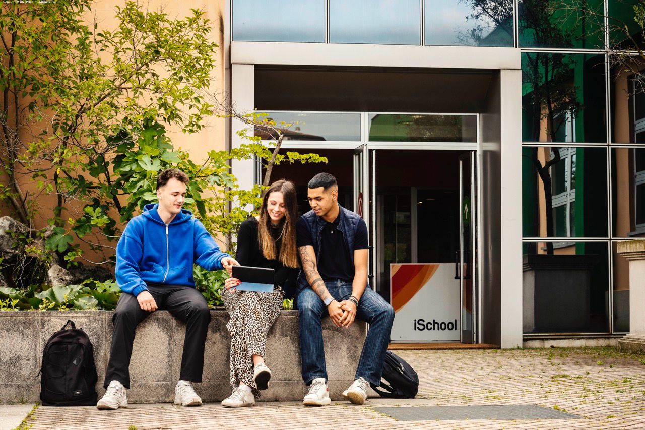 Studenti reporter della propria estate: l’idea di iSchool per le vacanze