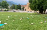 Un tappeto di rifiuti al prato della Fara