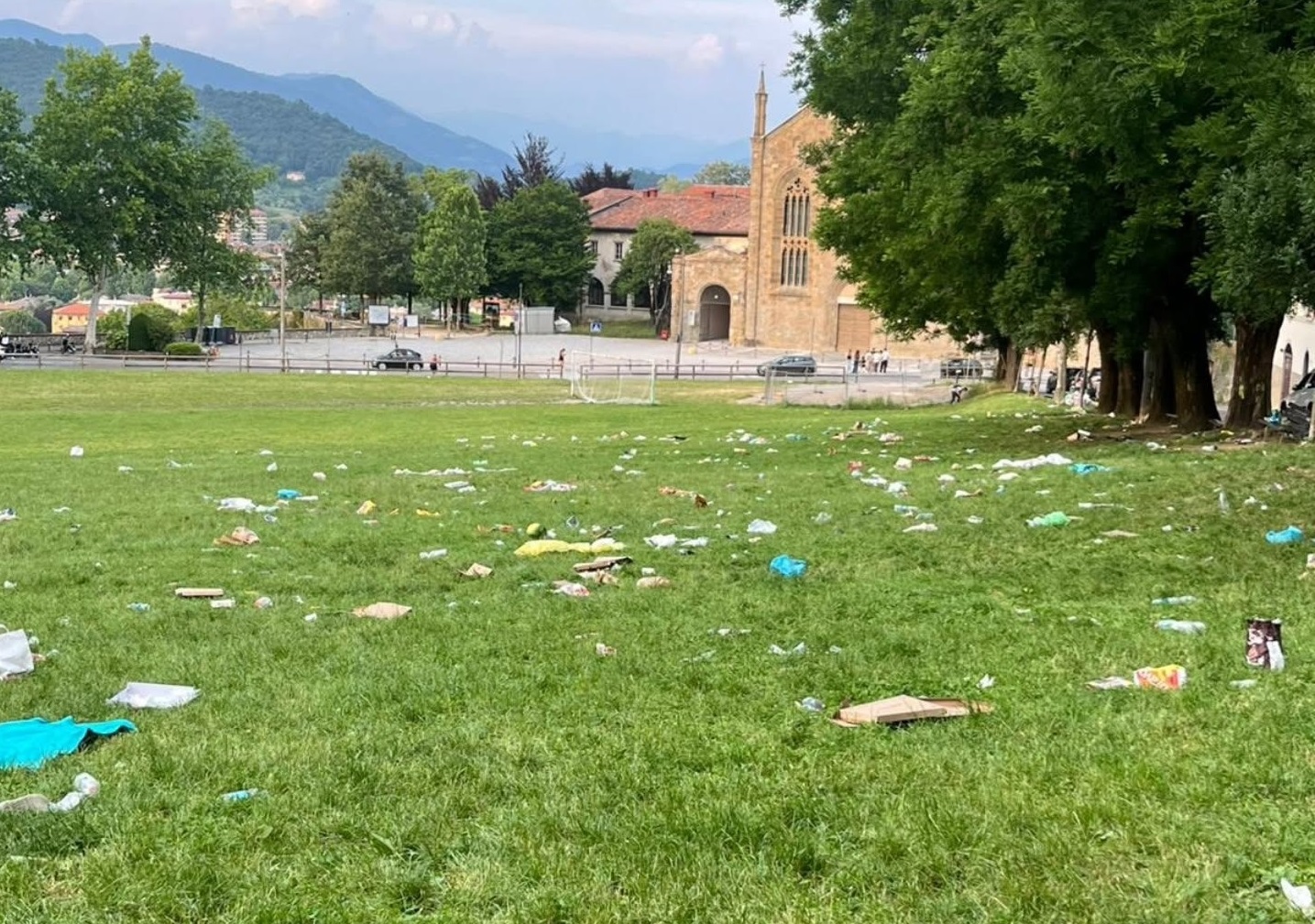 Un tappeto di rifiuti al prato della Fara