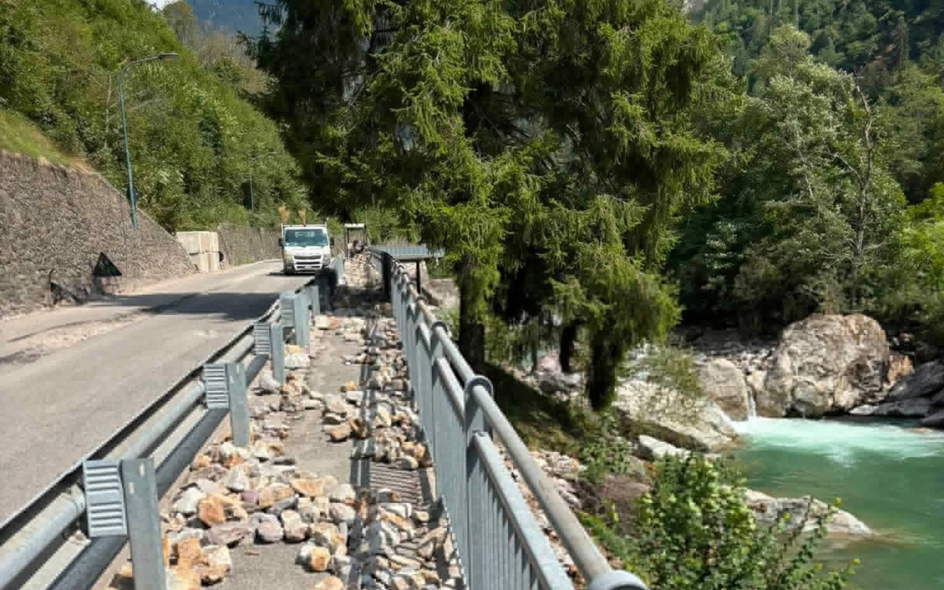 Torna la viabilità dopo la frana, ad Isola di Fondra
